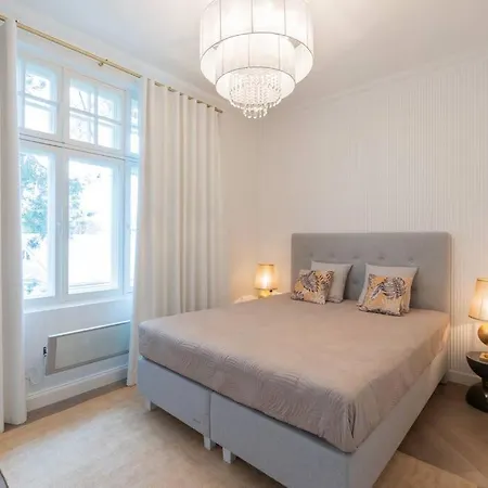 Luxury Apartment *