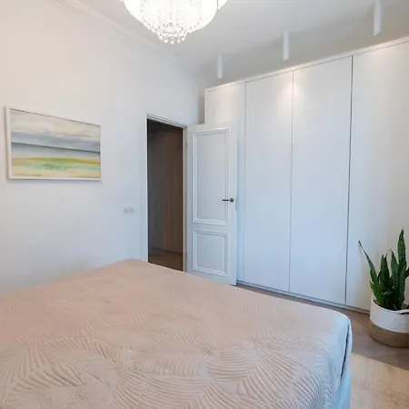 Luxury Apartment *